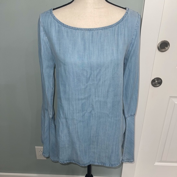 cloth & stone Tops - Cloth and Stone Chambray Bell sleeve blouse size Medium